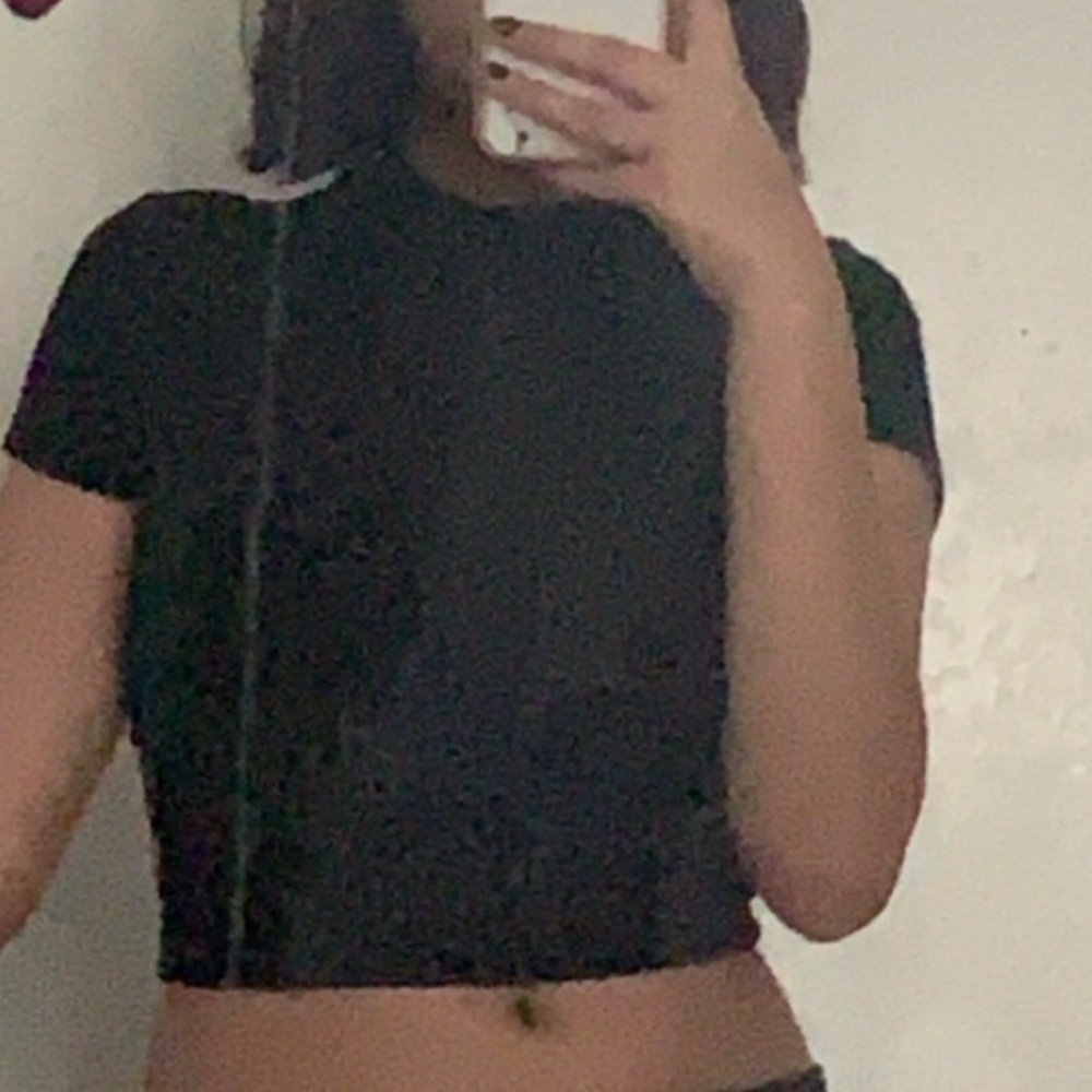 black fitted top💖💁🏻‍♀️